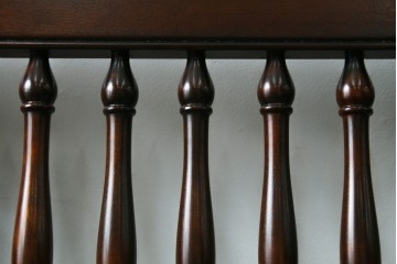 中古　美品　松本民芸家具　挽物の意匠が上品な3人掛けD型布張りイス　(R-089725)