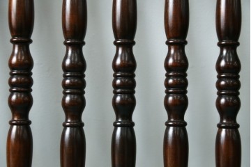 中古　美品　松本民芸家具　挽物の意匠が上品な3人掛けD型布張りイス　(R-089725)