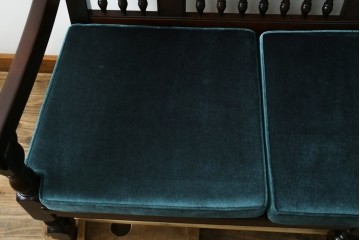 中古　美品　松本民芸家具　挽物の意匠が上品な3人掛けD型布張りイス　(R-089725)