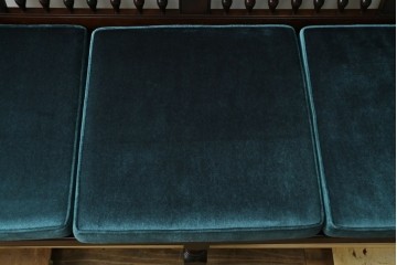 中古　美品　松本民芸家具　挽物の意匠が上品な3人掛けD型布張りイス　(R-089725)