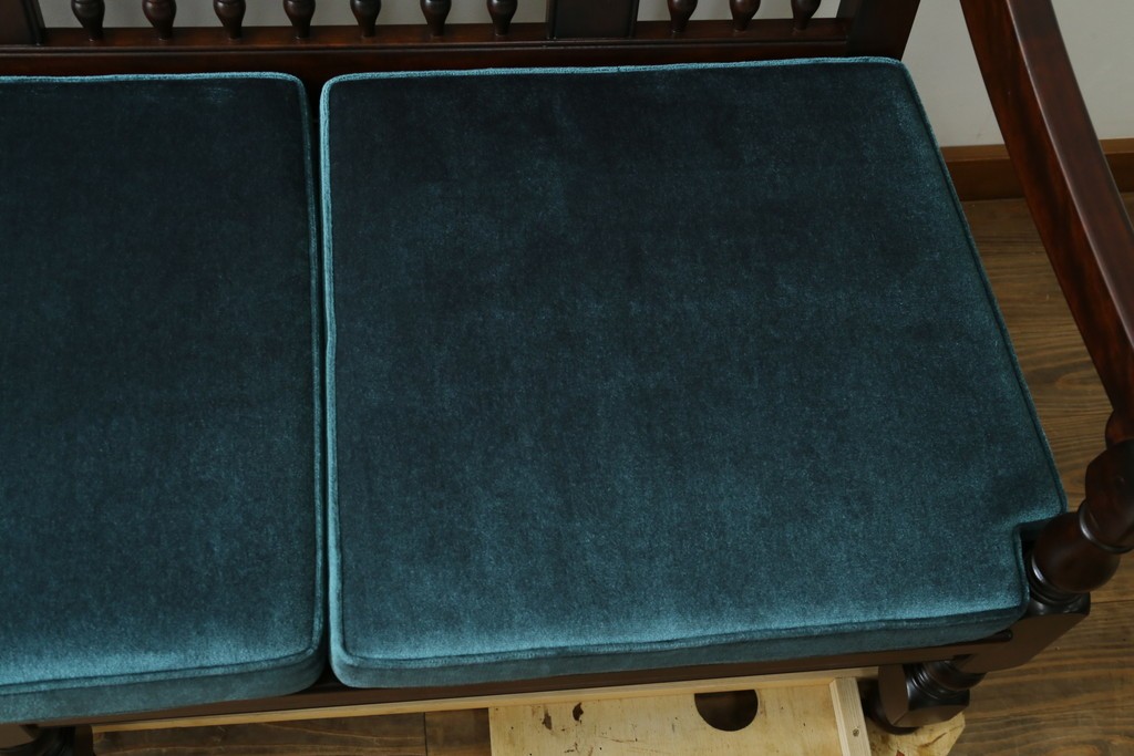 中古　美品　松本民芸家具　挽物の意匠が上品な3人掛けD型布張りイス　(R-089725)