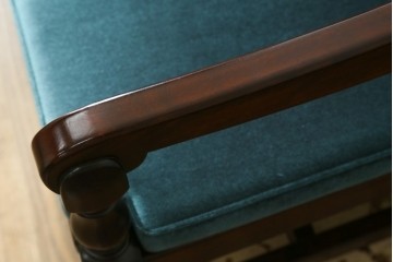 中古　美品　松本民芸家具　挽物の意匠が上品な3人掛けD型布張りイス　(R-089725)