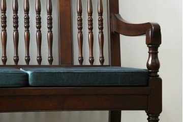中古　美品　松本民芸家具　挽物の意匠が上品な3人掛けD型布張りイス　(R-089725)