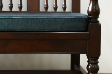 中古　美品　松本民芸家具　挽物の意匠が上品な3人掛けD型布張りイス　(R-089725)