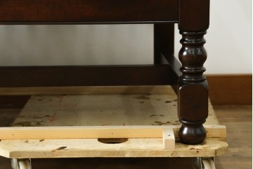 中古　美品　松本民芸家具　挽物の意匠が上品な3人掛けD型布張りイス　(R-089725)