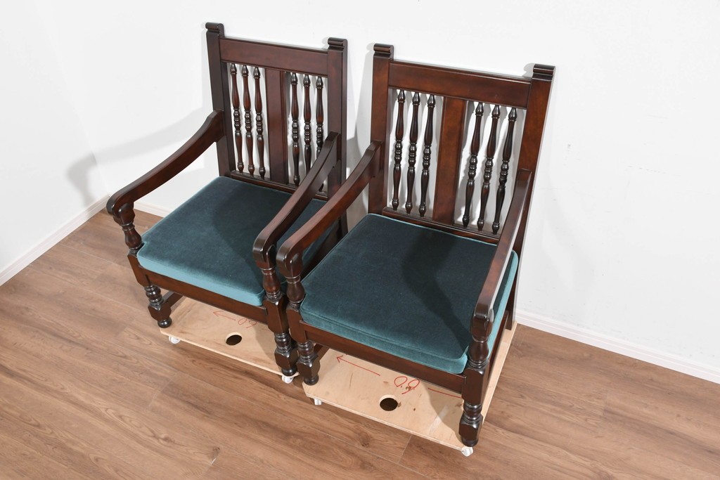 中古　美品　松本民芸家具　挽物の意匠が美しい1人掛けD型布張りイス2脚セット　(R-089726)