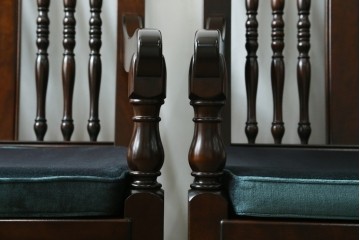 中古　美品　松本民芸家具　挽物の意匠が美しい1人掛けD型布張りイス2脚セット　(R-089726)