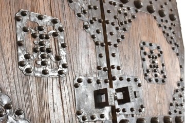 アジアンヴィンテージ建具　アンティーク調　重厚な金具装飾の門扉2枚(1対)セット　(R-089727)