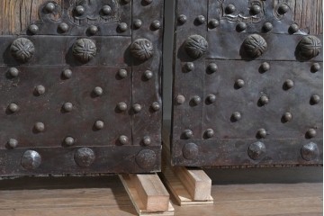 アジアンヴィンテージ建具　アンティーク調　重厚な金具装飾の門扉2枚(1対)セット　(R-089727)