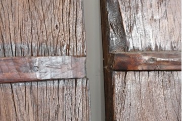 アジアンヴィンテージ建具　アンティーク調　重厚な金具装飾の門扉2枚(1対)セット　(R-089727)