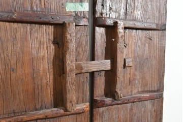 アジアンヴィンテージ建具　アンティーク調　重厚な金具装飾の門扉2枚(1対)セット　(R-089727)