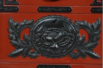 《台輪取り付け加工費込み》　中古　美品　仙台民芸箪笥(仙台箪笥)　欅産業製　朱色漆塗り　朱色に牡丹の黒金具が映える華やかな整理箪笥　(R-089728)
