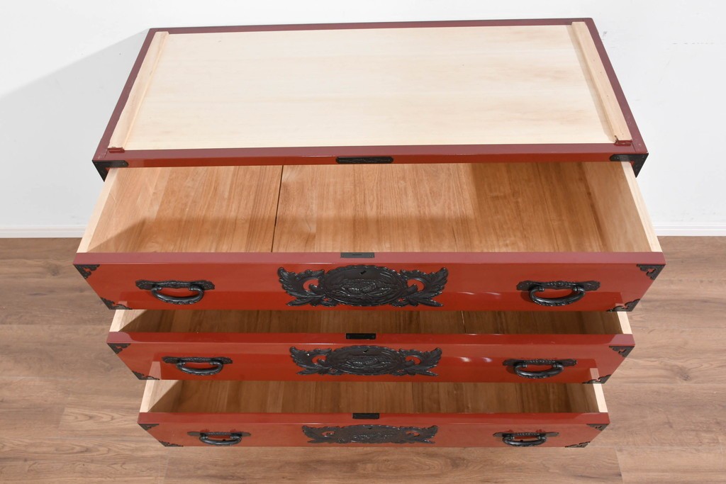 《天板取り付け加工費込み》　中古　美品　仙台民芸箪笥(仙台箪笥)　欅産業製　朱色漆塗り　朱色に牡丹の黒金具が映える華やかな衣装箪笥　(R-089729)