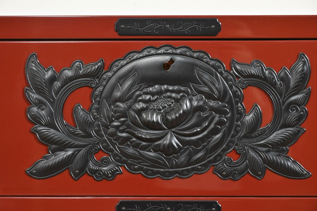《天板取り付け加工費込み》　中古　美品　仙台民芸箪笥(仙台箪笥)　欅産業製　朱色漆塗り　朱色に牡丹の黒金具が映える華やかな衣装箪笥　(R-089729)