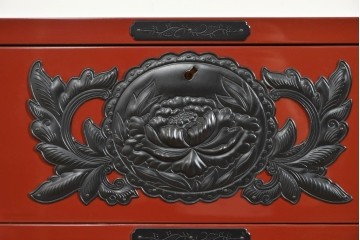 《天板取り付け加工費込み》　中古　美品　仙台民芸箪笥(仙台箪笥)　欅産業製　朱色漆塗り　朱色に牡丹の黒金具が映える華やかな衣装箪笥　(R-089729)