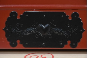 《天板取り付け加工費込み》　中古　美品　仙台民芸箪笥(仙台箪笥)　欅産業製　朱色漆塗り　朱色に牡丹の黒金具が映える華やかな衣装箪笥　(R-089729)