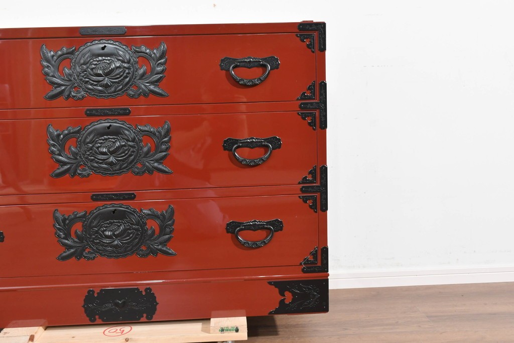 《天板取り付け加工費込み》　中古　美品　仙台民芸箪笥(仙台箪笥)　欅産業製　朱色漆塗り　朱色に牡丹の黒金具が映える華やかな衣装箪笥　(R-089729)