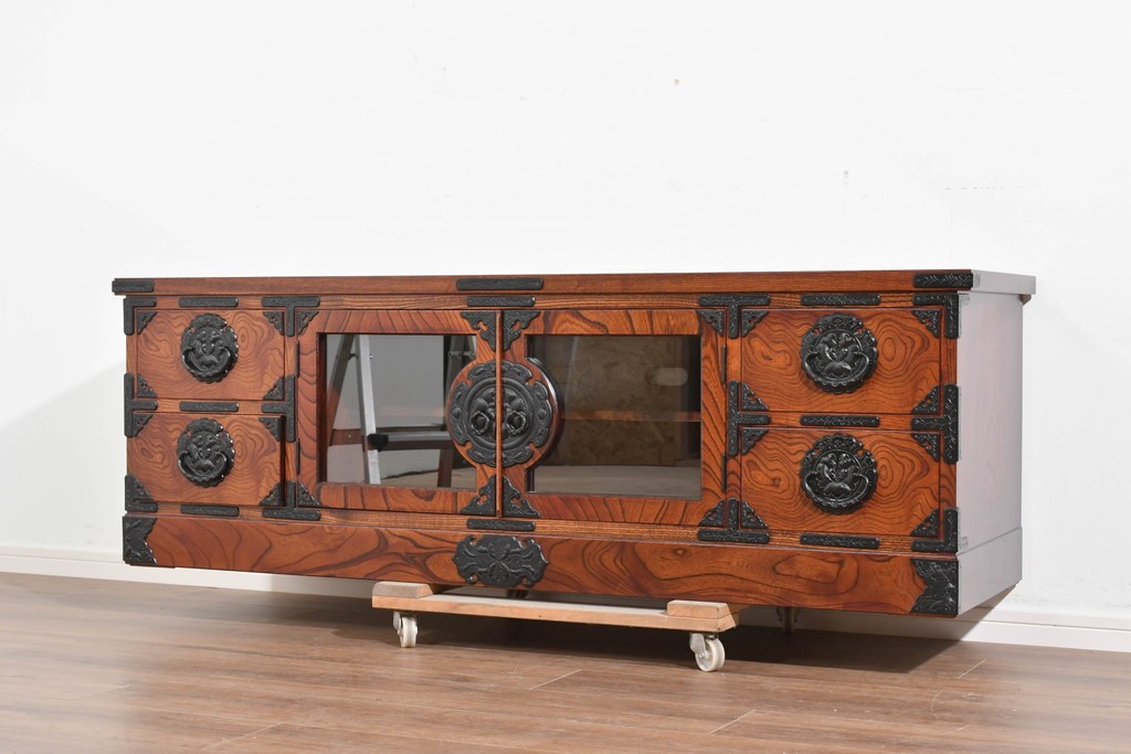 中古　美品　岩谷堂箪笥　重厚な黒金具が映えるテレビ台　(R-089730)