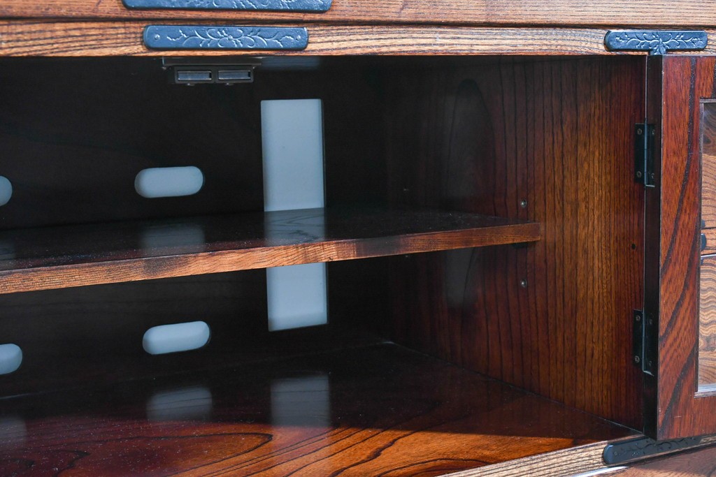 中古　美品　岩谷堂箪笥　重厚な黒金具が映えるテレビ台　(R-089730)