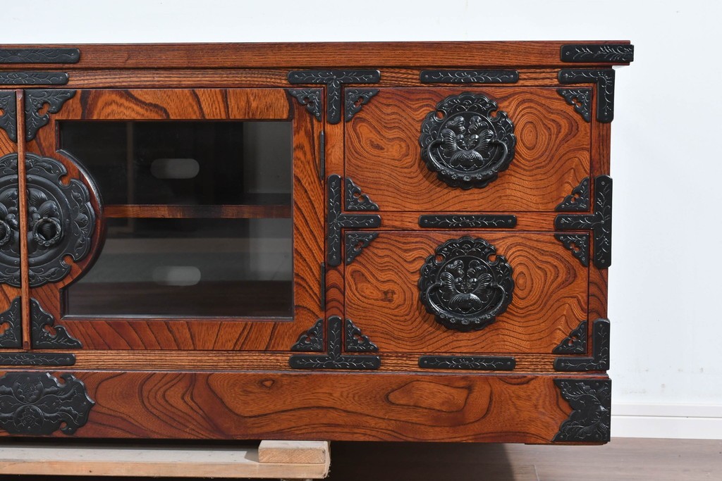 中古　美品　岩谷堂箪笥　重厚な黒金具が映えるテレビ台　(R-089730)