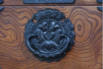 中古　美品　岩谷堂箪笥　重厚な黒金具が映えるテレビ台　(R-089730)