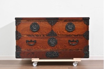中古　美品　岩谷堂箪笥　力強い杢目と重厚な金具が映えるローチェスト　(R-089731)
