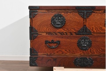 中古　美品　岩谷堂箪笥　力強い杢目と重厚な金具が映えるローチェスト　(R-089731)