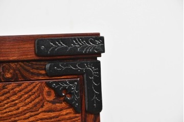 中古　美品　岩谷堂箪笥　力強い杢目と重厚な金具が映えるローチェスト　(R-089731)