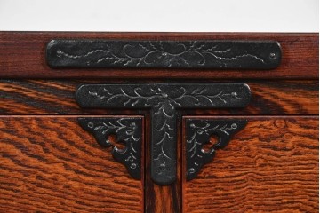中古　美品　岩谷堂箪笥　力強い杢目と重厚な金具が映えるローチェスト　(R-089731)