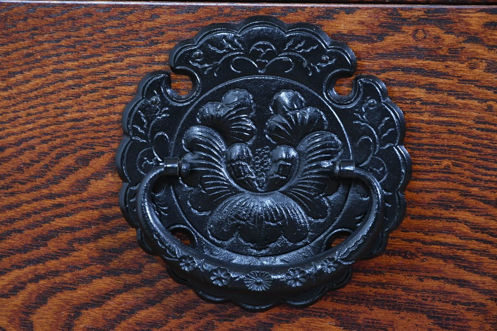 中古　美品　岩谷堂箪笥　力強い杢目と重厚な金具が映えるローチェスト　(R-089731)