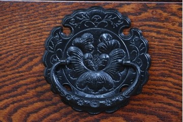 中古　美品　岩谷堂箪笥　力強い杢目と重厚な金具が映えるローチェスト　(R-089731)