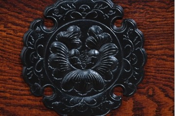 中古　美品　岩谷堂箪笥　力強い杢目と重厚な金具が映えるローチェスト　(R-089731)