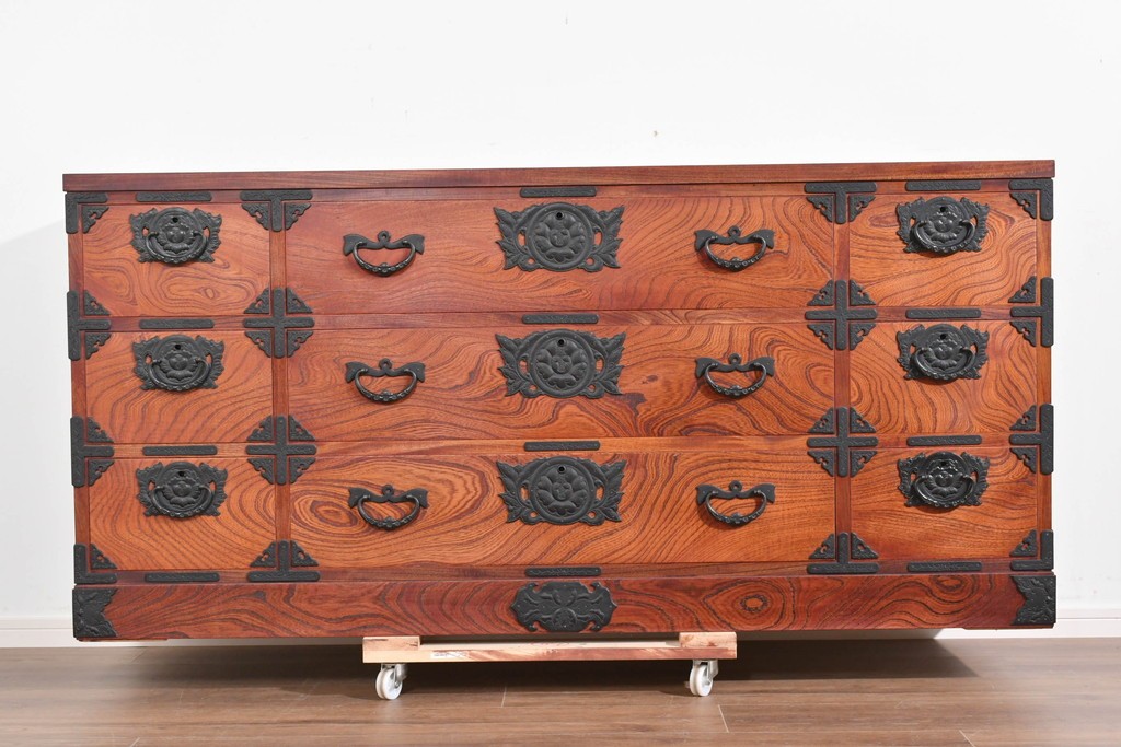中古　美品　岩谷堂箪笥　力強い杢目と黒金具が重厚な趣を添える衣装箪笥　(R-089732)