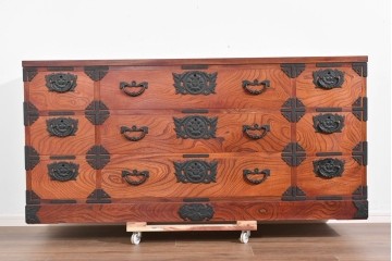 中古　美品　岩谷堂箪笥　力強い杢目と黒金具が重厚な趣を添える衣装箪笥　(R-089732)