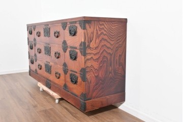 中古　美品　岩谷堂箪笥　力強い杢目と黒金具が重厚な趣を添える衣装箪笥　(R-089732)