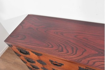 中古　美品　岩谷堂箪笥　力強い杢目と黒金具が重厚な趣を添える衣装箪笥　(R-089732)