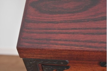 中古　美品　岩谷堂箪笥　力強い杢目と黒金具が重厚な趣を添える衣装箪笥　(R-089732)