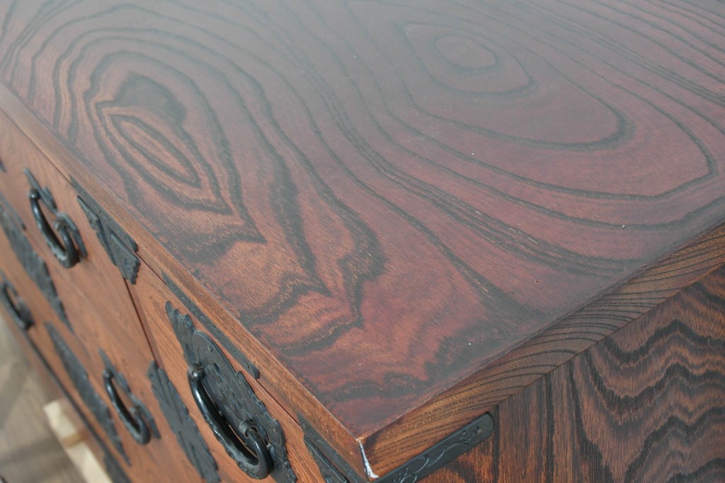 中古　美品　岩谷堂箪笥　力強い杢目と黒金具が重厚な趣を添える衣装箪笥　(R-089732)