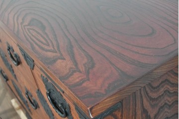 中古　美品　岩谷堂箪笥　力強い杢目と黒金具が重厚な趣を添える衣装箪笥　(R-089732)