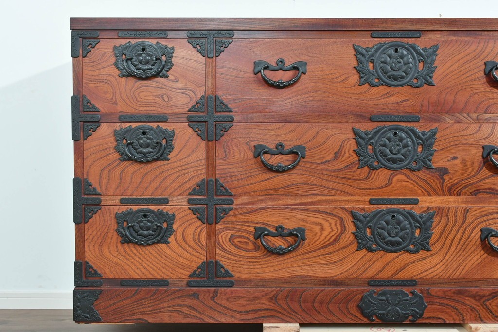 中古　美品　岩谷堂箪笥　力強い杢目と黒金具が重厚な趣を添える衣装箪笥　(R-089732)
