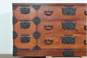 中古　美品　岩谷堂箪笥　力強い杢目と黒金具が重厚な趣を添える衣装箪笥　(R-089732)