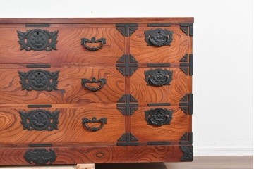 中古　美品　岩谷堂箪笥　力強い杢目と黒金具が重厚な趣を添える衣装箪笥　(R-089732)