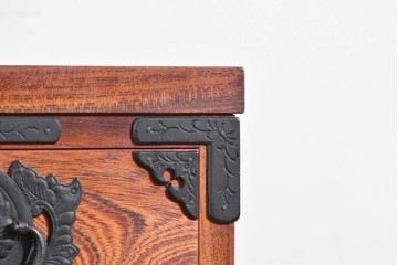 中古　美品　岩谷堂箪笥　力強い杢目と黒金具が重厚な趣を添える衣装箪笥　(R-089732)