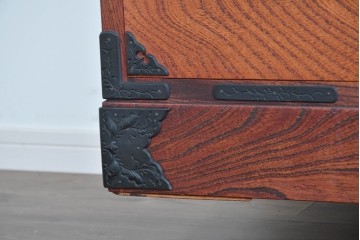 中古　美品　岩谷堂箪笥　力強い杢目と黒金具が重厚な趣を添える衣装箪笥　(R-089732)