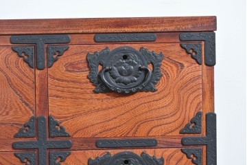 中古　美品　岩谷堂箪笥　力強い杢目と黒金具が重厚な趣を添える衣装箪笥　(R-089732)