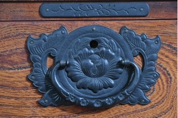 中古　美品　岩谷堂箪笥　力強い杢目と黒金具が重厚な趣を添える衣装箪笥　(R-089732)