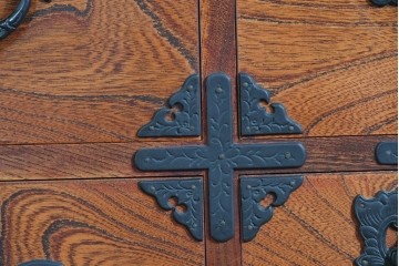 中古　美品　岩谷堂箪笥　力強い杢目と黒金具が重厚な趣を添える衣装箪笥　(R-089732)