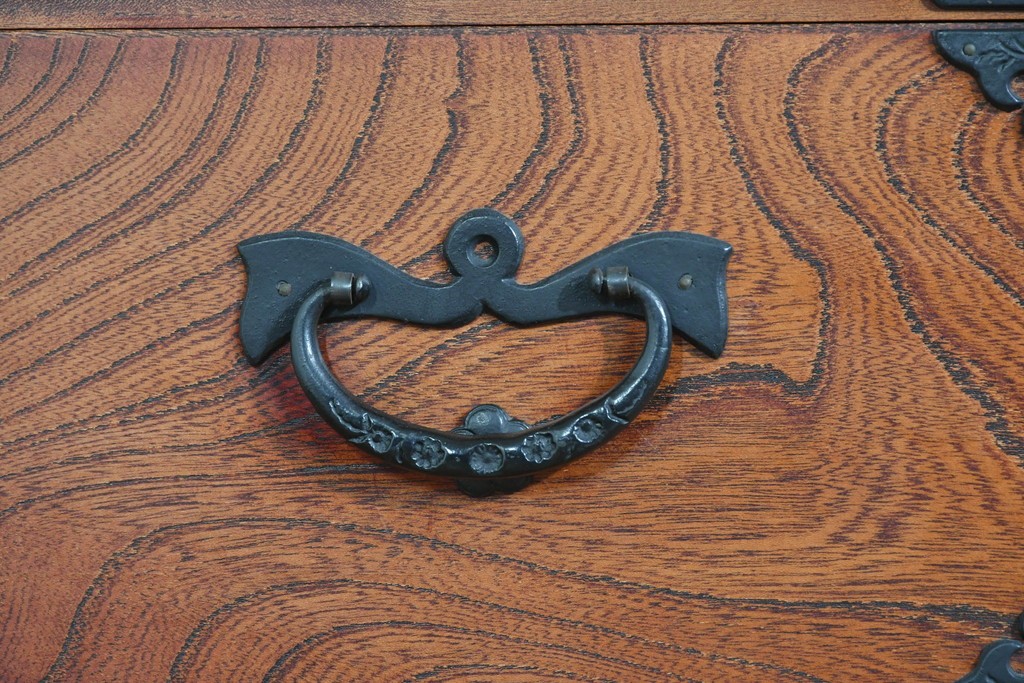 中古　美品　岩谷堂箪笥　力強い杢目と黒金具が重厚な趣を添える衣装箪笥　(R-089732)