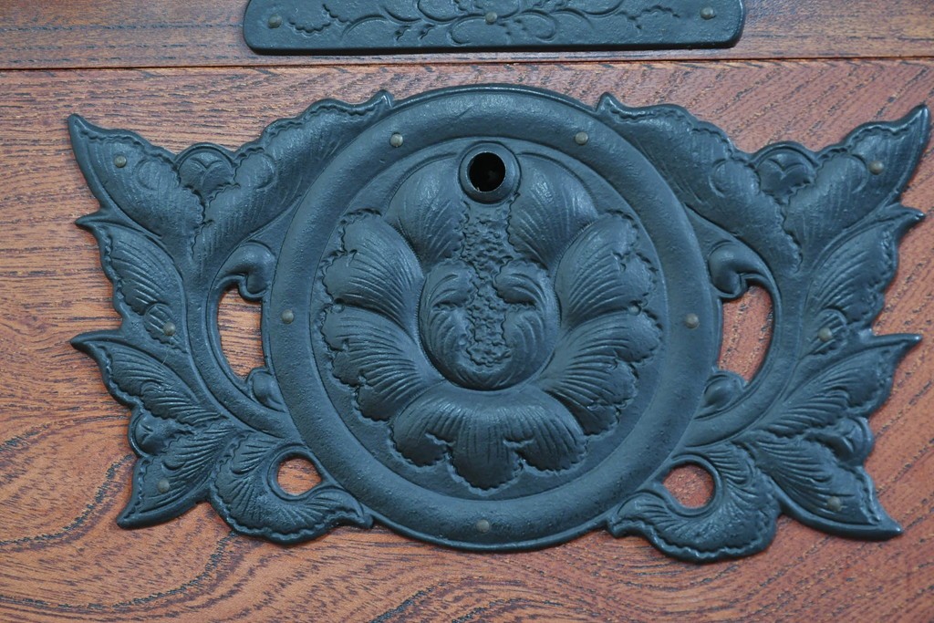 中古　美品　岩谷堂箪笥　力強い杢目と黒金具が重厚な趣を添える衣装箪笥　(R-089732)