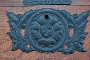 中古　美品　岩谷堂箪笥　力強い杢目と黒金具が重厚な趣を添える衣装箪笥　(R-089732)